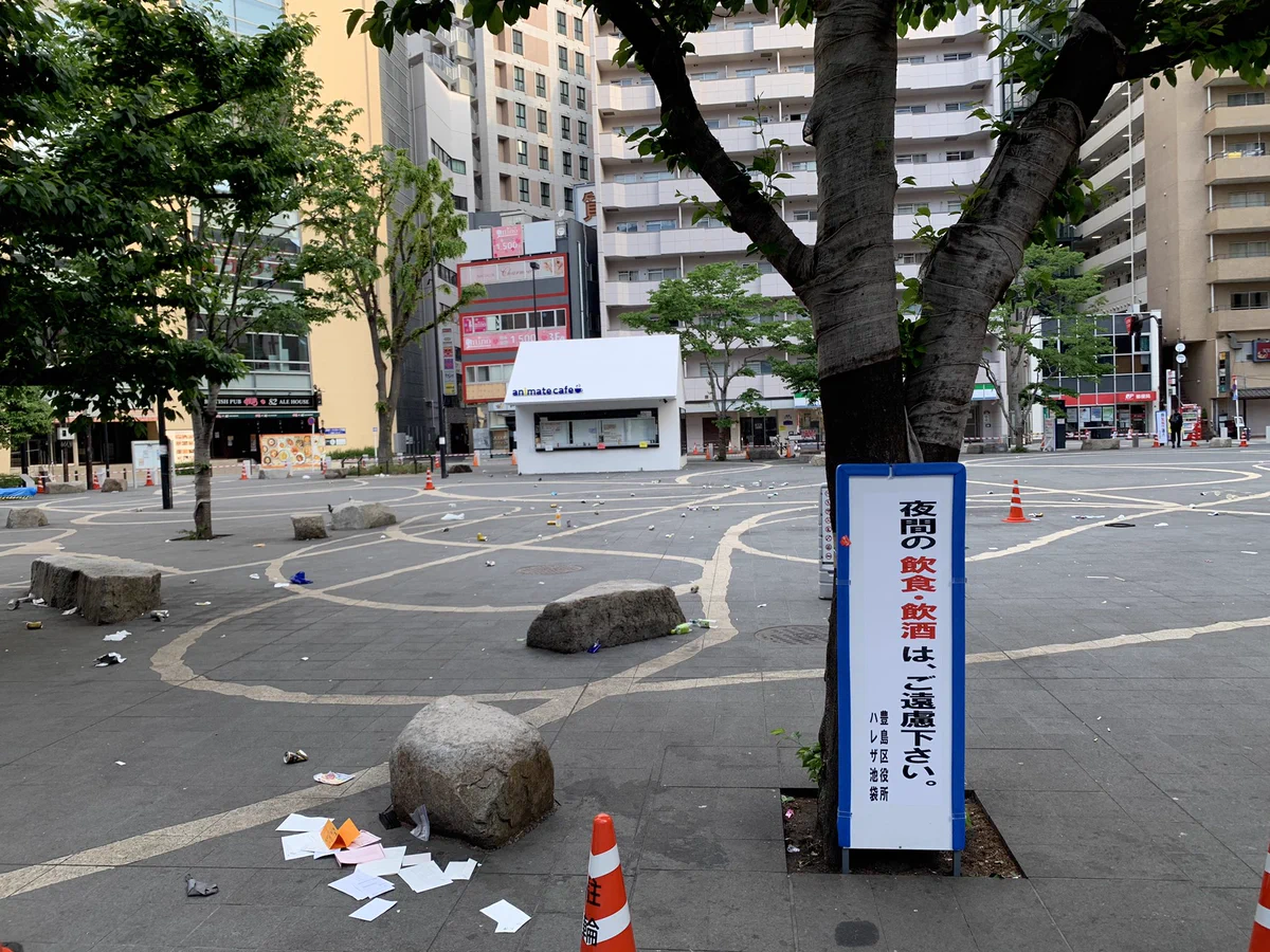 今朝の池袋の公園、ゴミだらけでもうめちゃくちゃ・・・