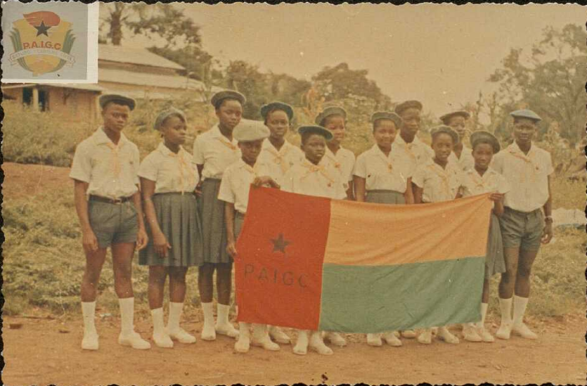 Or en Guinée, le PAIGC contrôle une partie non négligeable du territoire et en dépit de l’assassinat de Cabral en 1973, le mouvement déclare l’indépendance du pays, indépendance reconnu par des pays communistes 18/
