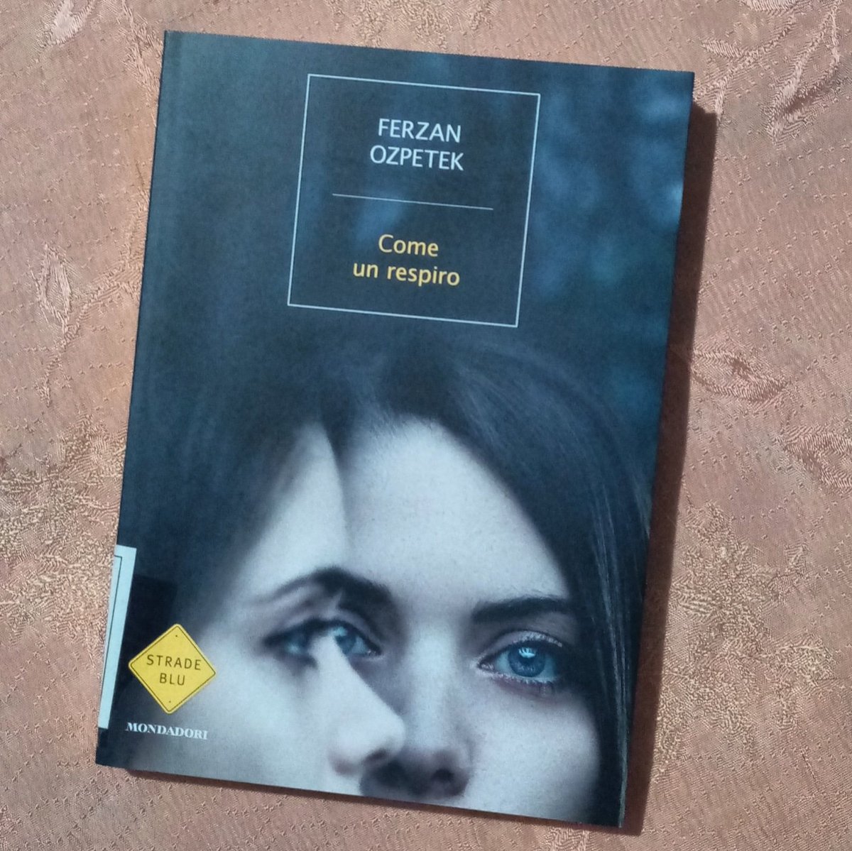 TraLibro's tweet photo. Titolo: Come un respiro 
Autore: Ferzan Ozpetek
Editore: Mondadori
Voto: ⭐⭐⭐⭐ https://t.co/D9EiAhune0