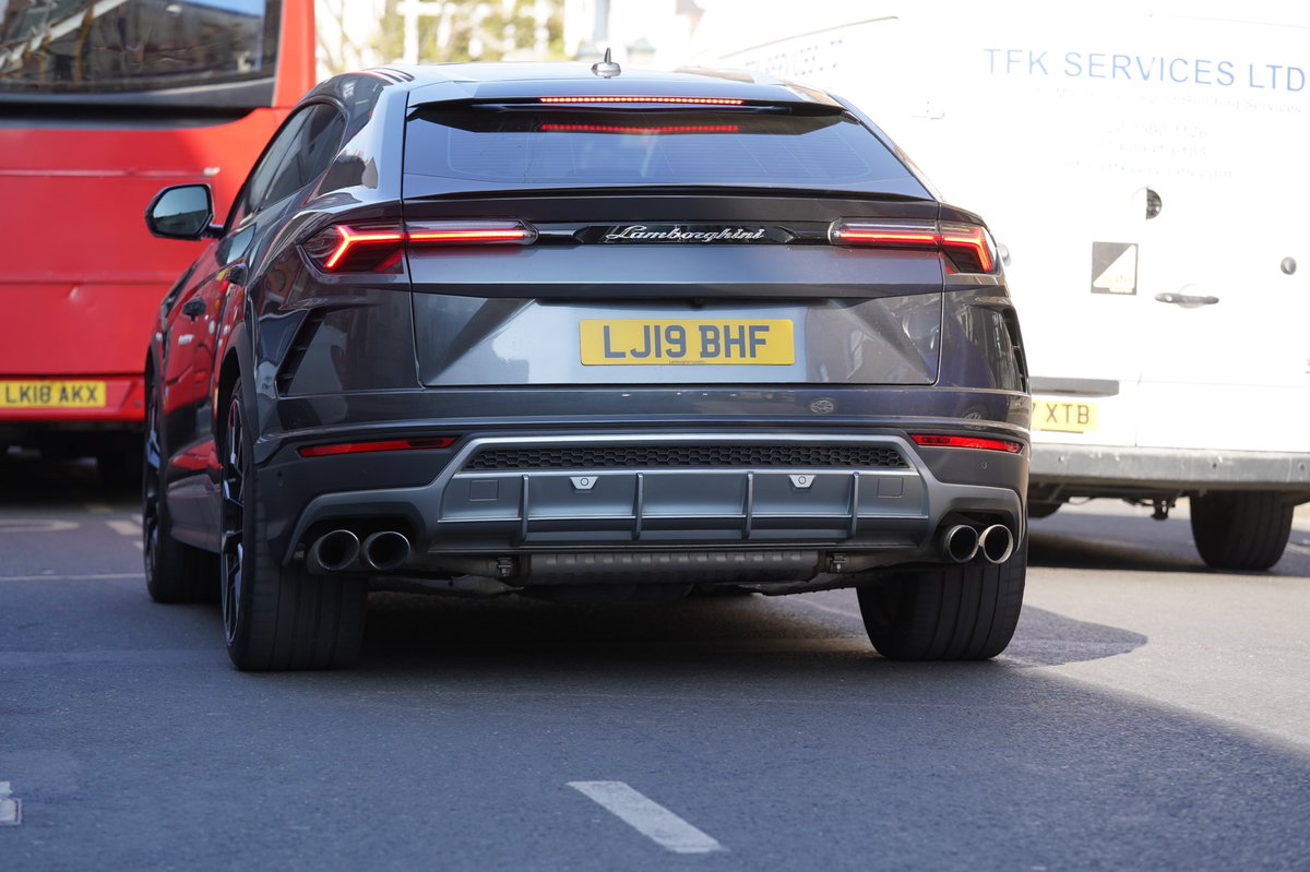 And then just to remind us of who these streets work for... a  @Lamborghini Uros, weighing 2 tones with a 4 litre twin turbo V8 engine & costing £160k+ passes by .... polluting the air of those who have chosen to walk.There is nothing ‘just’ about this street. 6/7