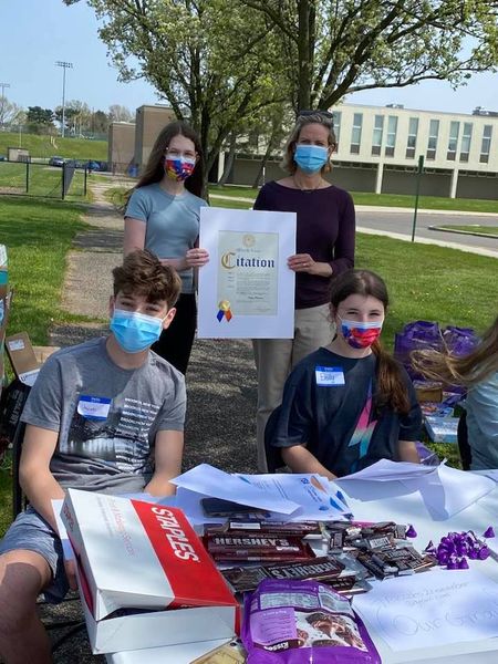 PuzzlesRemember's tweet image. Honored: Nassau County Executive Laura Curran gave Hailey a Citation of Honor. Hailey’s organization distributed 130,000 jigsaw puzzles to nursing homes. We thank Springbok Puzzles for their generous donation of PuzzlesToRemember Alzheimer’s puzzles, and Hershey for their grant.