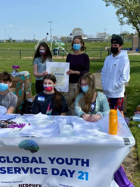 PuzzlesRemember's tweet image. Honored: Nassau County Executive Laura Curran gave Hailey a Citation of Honor. Hailey’s organization distributed 130,000 jigsaw puzzles to nursing homes. We thank Springbok Puzzles for their generous donation of PuzzlesToRemember Alzheimer’s puzzles, and Hershey for their grant.