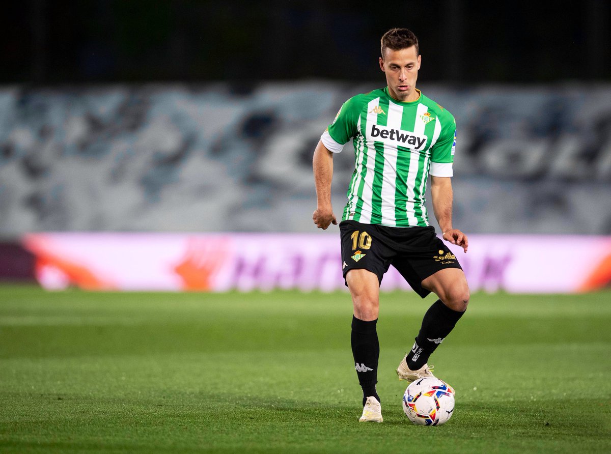 Pocas cosas veréis más elegantes que Su Majestad el Real Betis Balompié con calzonas negras. Qué barbaridad...