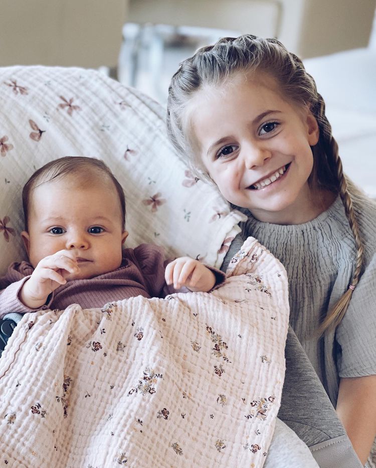 Pediatricianboy's tweet photo. Mi hija y las 2 niñas más adorables que conocí gracias a mi mejor amiga ❤️ https://t.co/AH5XLXAD5N