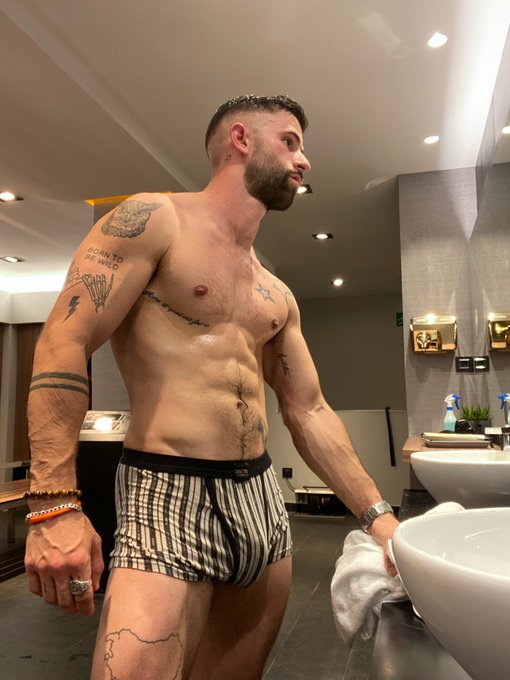 A Saturday Checking myself in the mirror, ready to go ... home ??‍♂️? Have a great weekend ?? https://t