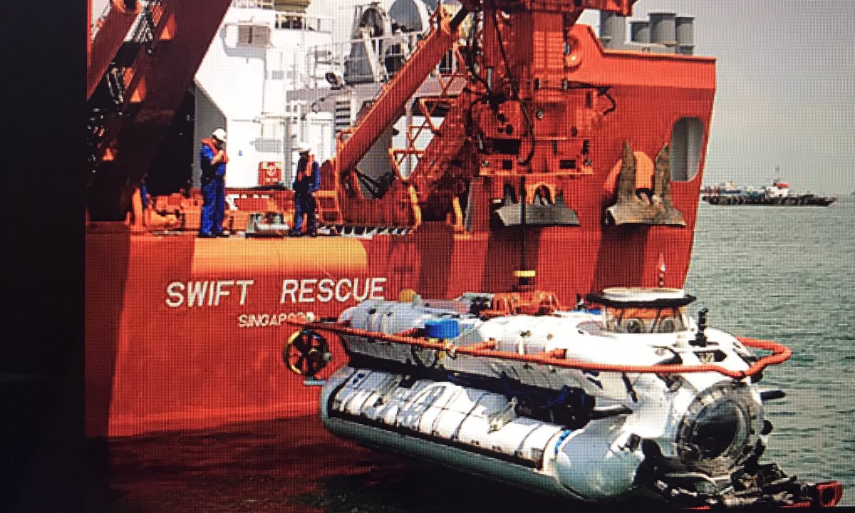 El MV Swift Rescue es un buque de la marina de Singapore, de 85m, de rescate y apoyo submarino equipado con un vehículo de rescate de inmersión profunda que se acopla a submarinos DSAR6, siempre que el submarino esté entero sin deformaciones ni inundado.  https://www.jfdglobal.com/products/submarine-rescue/dsar-rescue-vehicles/