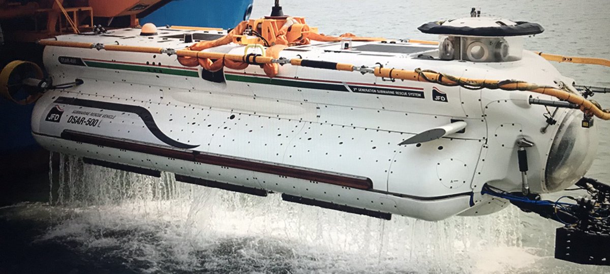 El MV Swift Rescue es un buque de la marina de Singapore, de 85m, de rescate y apoyo submarino equipado con un vehículo de rescate de inmersión profunda que se acopla a submarinos DSAR6, siempre que el submarino esté entero sin deformaciones ni inundado.  https://www.jfdglobal.com/products/submarine-rescue/dsar-rescue-vehicles/