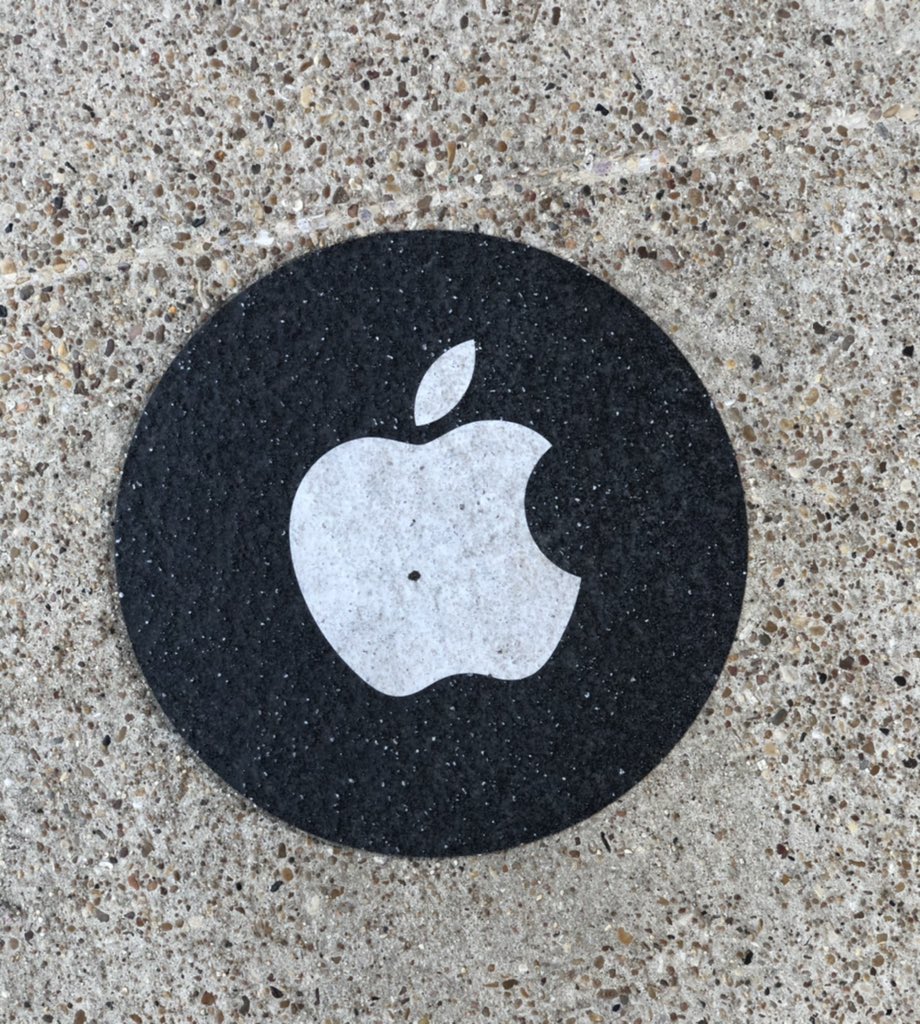 skellickerCPTX's tweet photo. The wait begins.... #Apple https://t.co/Qh19SQDaaK