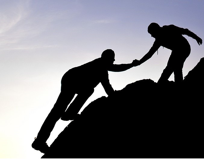 Человек на вершине горы. Взаимопомощь и поддержка. Mental health wellness. Лидер горы. Рука помощи.