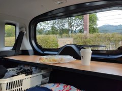 簡単 便利な車中泊用テーブルの自作ガイド 折りたたみ式で車内での食事が楽チンに 暮らし の