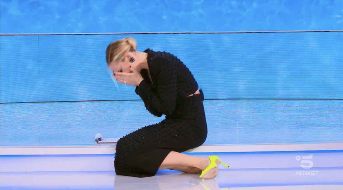 LadyCarotene_'s tweet photo. Deddy che continua a fare la valigia come se stesse in nomination al GF #Amici20 https://t.co/FLuxyp4xUS