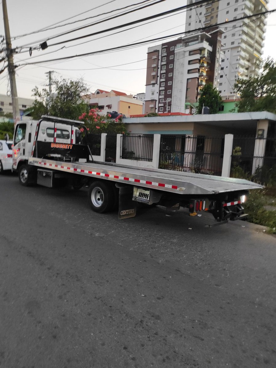 mcarasco's tweet photo. Cuando llegas a tu casa y te encuentras con una grúa de @DIGESETT bloqueando la entrada a tu casa, porque al AMET le dio la gana de pararla ahí para cruzar la calle a "Jartarse" de empanadas. @luisabinader ven a ver, para que me diga quién los fiscaliza a ellos. @sergiocarlo F491 https://t.co/9J9PiDGA6M