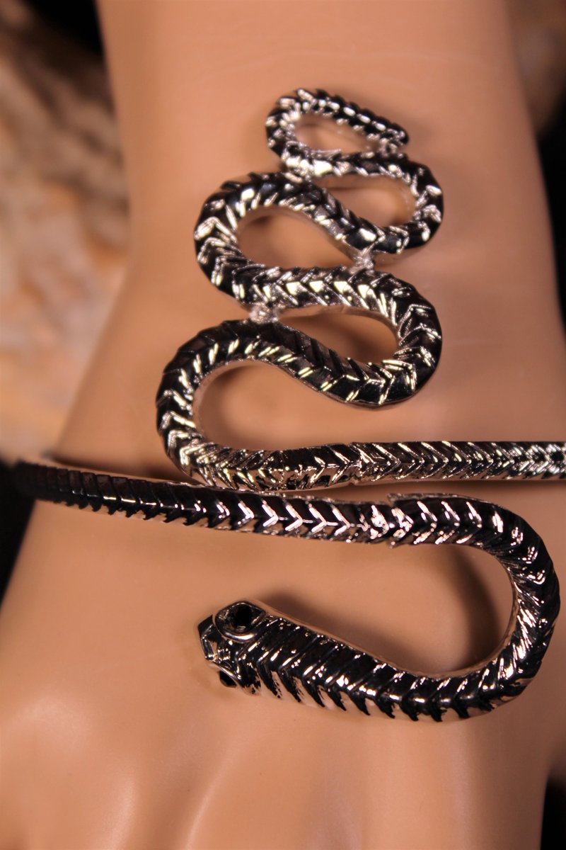 Snake Lovers!! We've Got You Covered! ❤
Textured Winding Serpentine Snake Bypass Bracelet. Gold or Silver! #snake #reptiles #serpentine #serpentinebracelet #bracelets #snakejewelry #snakebracelet #fashionjewelry  #fertility #serpent #viper fringeflowersandfrills.com/epages/2121588…