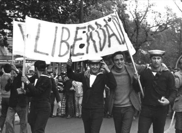 sofia_asilva's tweet photo. Hoje comemoram-se 47 anos desde que Portugal restabeleceu a sua democracia. Não vivi este dia em 74, mas reconheço a importância de o mantermos vivo para que nunca mais permitamos que os nossos direitos nos sejam retirados. LIBERDADE SEMPRE! FASCISMO NUNCA MAIS! #25deAbrilSempre https://t.co/1bI3NLcFOp