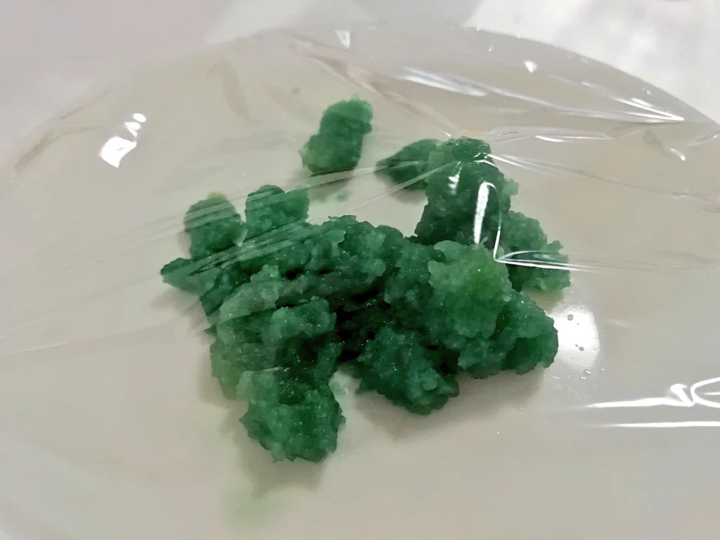 これは食べるのを躊躇っちゃいそう･･･！すりおろした「ニンニク」が翌朝こんな色に･･･？！