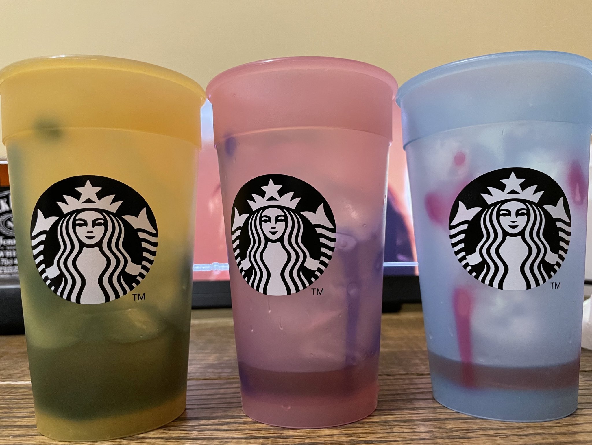 バウムちゃん スタバの色が変わるタンブラー 氷だけ入れると病気みたいになって可愛いですんで