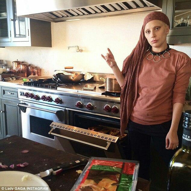 Леди гага ма ма ма. Леди Гага готовит. Любимое блюдо леди Гаги. Кухонная леди. Кухня леди фото.