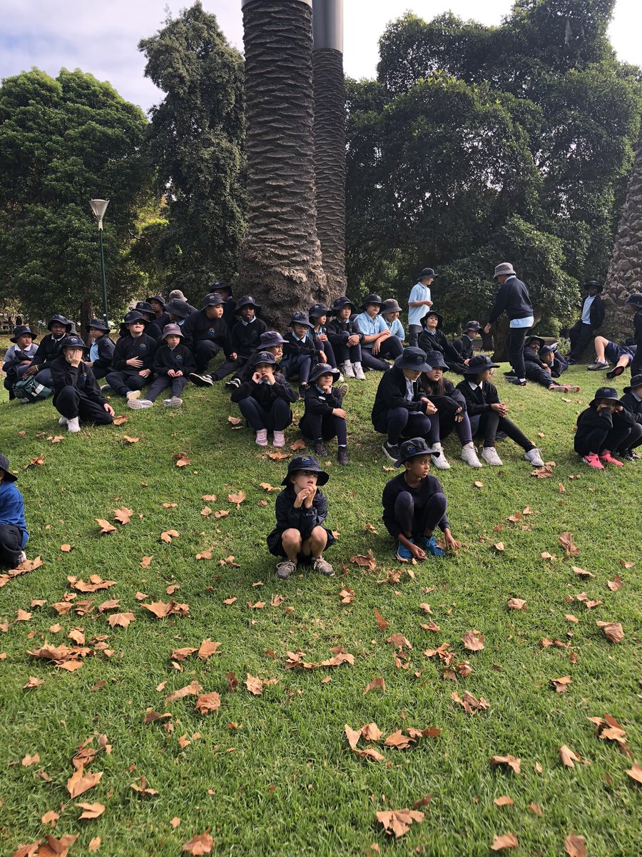RaniaGPS's tweet photo. 3/4 students loved visiting the NGV to watch the book they’ve been reading about in action! What a beautiful morning it was in the city #GlengalaPROUD https://t.co/ITTTszXZ0g