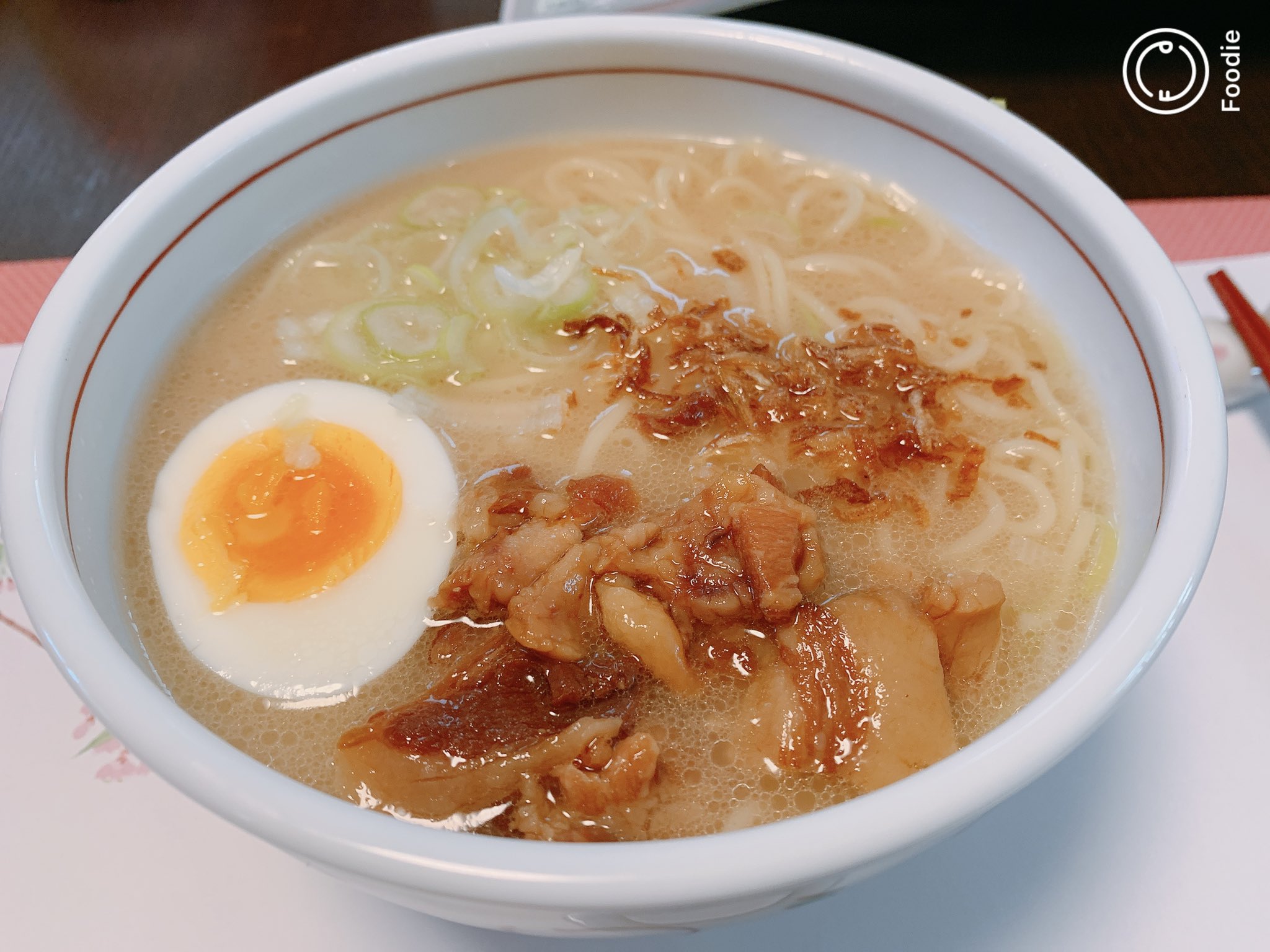 ラスラス こちらが作った 鹿児島ラーメン です 味はしっかりしていますが 意外とあっさりでさらっといけます 豚とろは柔らかジューシーで 揚げネギ が良いスパイスになって美味しかったです いつか現地で鹿児島ラーメン食べてみたいな 豚トロ 豚