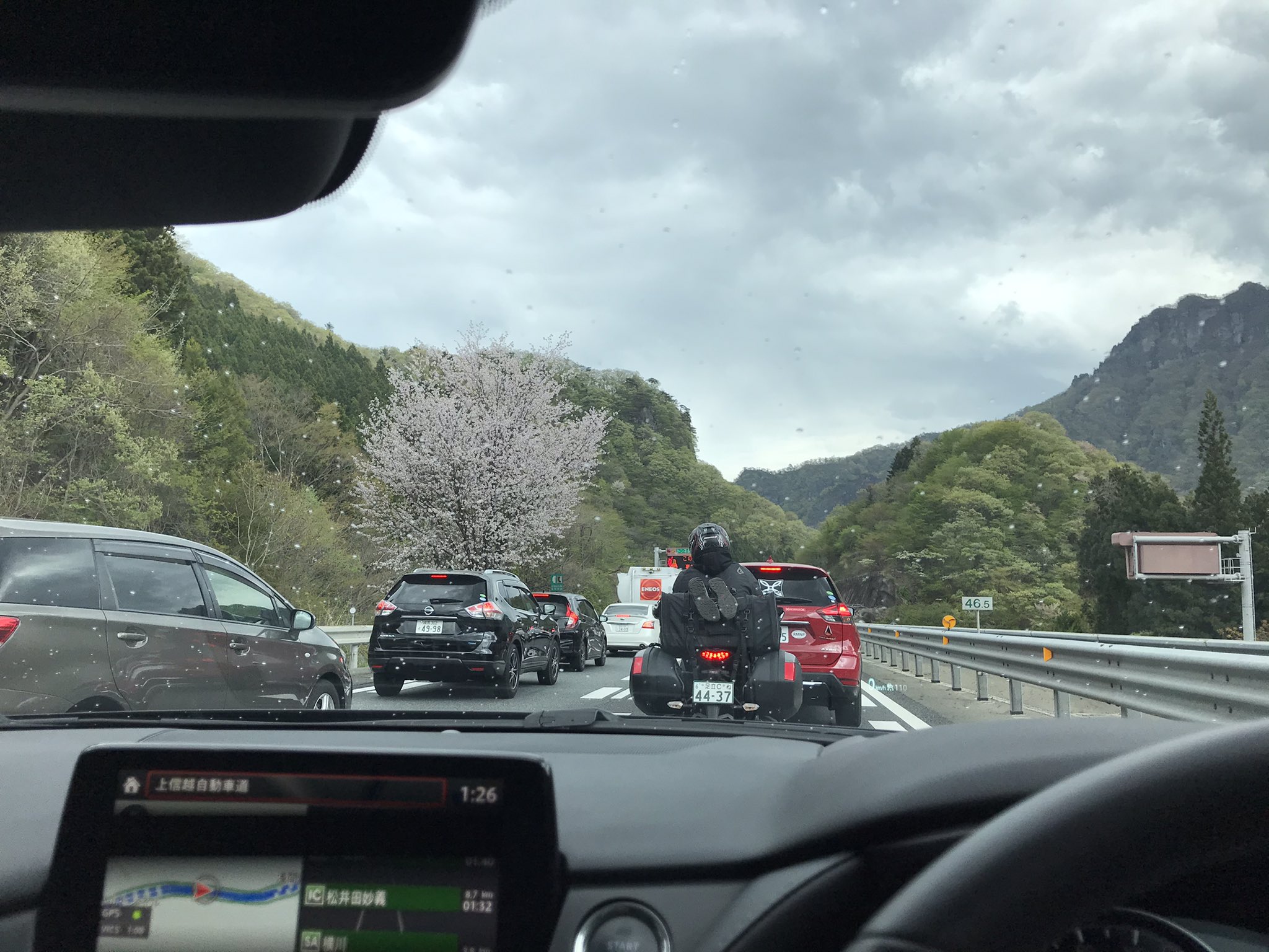 画像 碓氷軽井沢ic 横川sa間のトンネルでバイク2台の転倒を含む事故 ライダーがまだ路面に横たわってて手当を受けてた 事故発生直後だったからか渋滞の影響を殆ど受けず まとめダネ 画像 碓氷軽井沢ic 横川sa間のトンネルでバイク2台の転倒を含む事故 ライダーがまだ路面に横たわってて手当を受けてた 事故発生直後だったからか渋滞の影響を殆ど受けず まとめダネ
