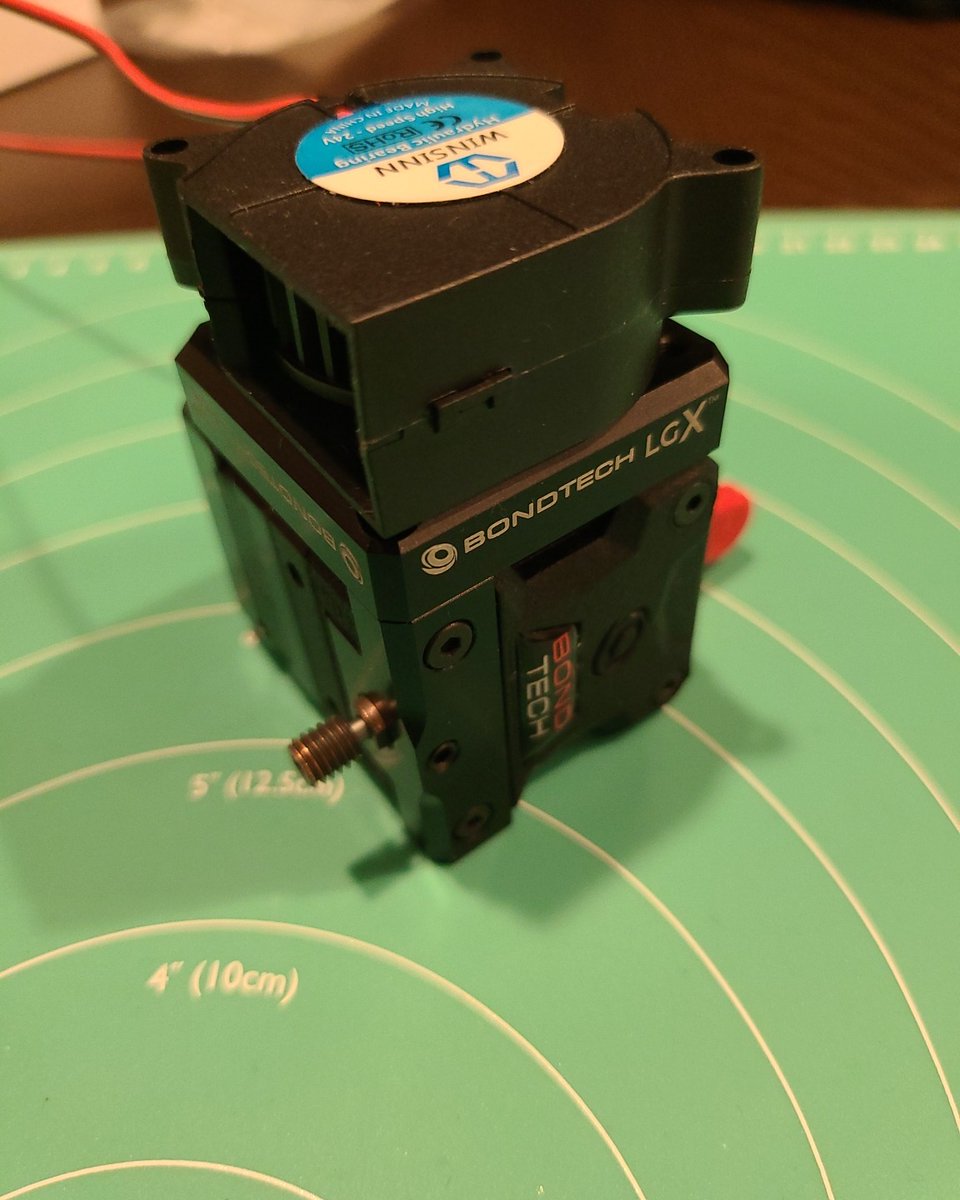 In terms of part cooling, I& #39;m wondering if I can have a two for one by mounting a blower in reverse, so that its intake forces air through the extruder heatsink. Like so: