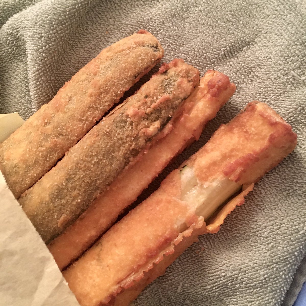 AVCastaway's tweet photo. ~ FARMER BOYS ~
😋 Farmer’s Burger And Zucchini Sticks. 😋
😍 My Dinner Tonight 😍
#farmerboys #zucchinisticks https://t.co/if8yBguw2v