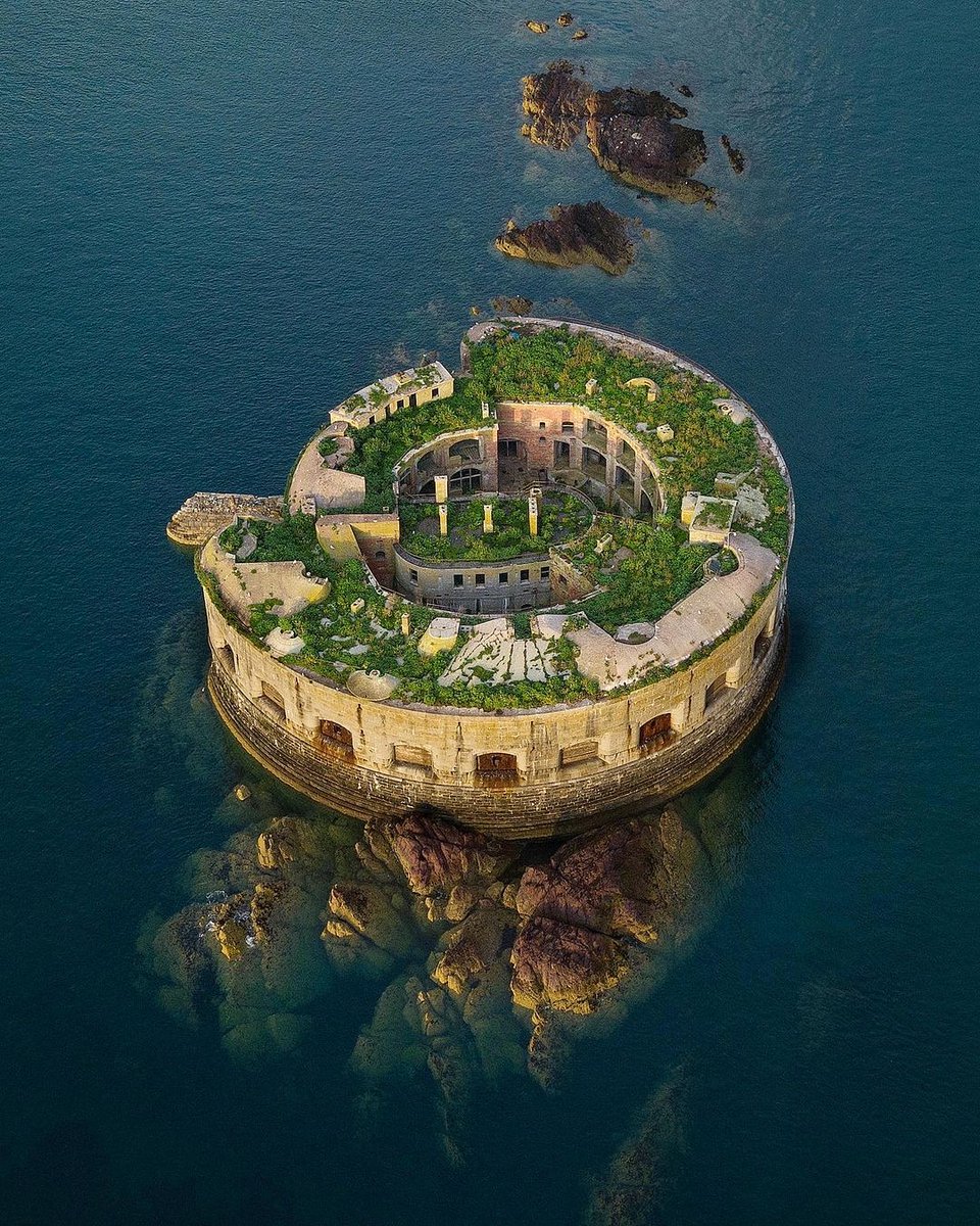 WandererOfWorld's tweet photo. Stack Rock Fort, Milford Haven Waterway, Pembrokeshire.

📷 By @9avin 

#wow #stackrockfort #wales #europe #ig_europe #wandererofworld #travel #traveltheworld #travelblogger #travelholic #travelaroundtheworld #destination #beautifuldestination #traveldiaries #travelworld https://t.co/W0inBuQPvE