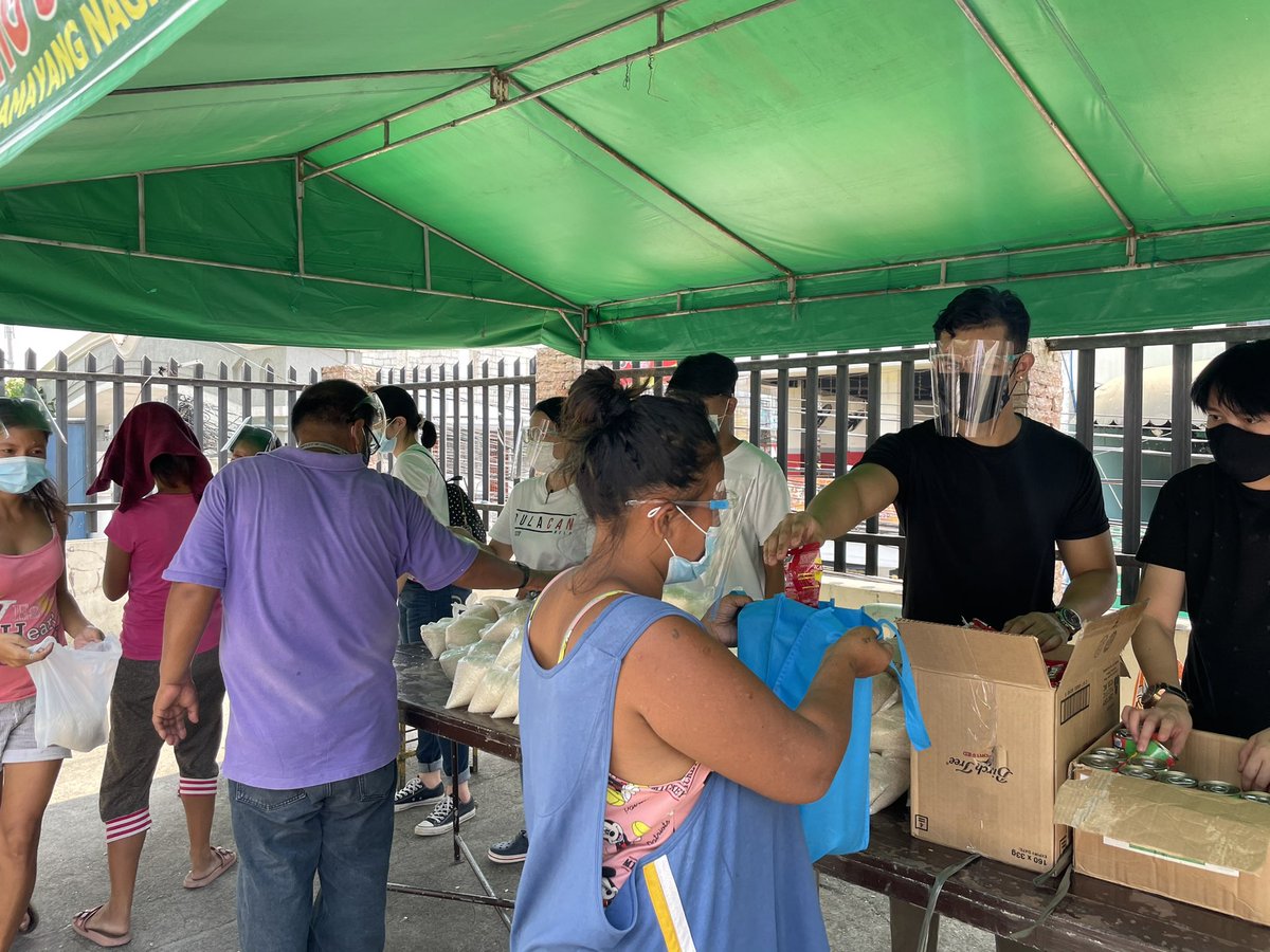 BulaCANHelp's tweet photo. UPDATE: Muling tinuloy ang ating community pantry na pinuntahan ng 200 tao.
Ang ating community pantry po ay gaganapin na lamang hanggang 1:30 ngayong hapon. Maraming salamat po!
#BulaCANhelp https://t.co/LWpXBteKlf