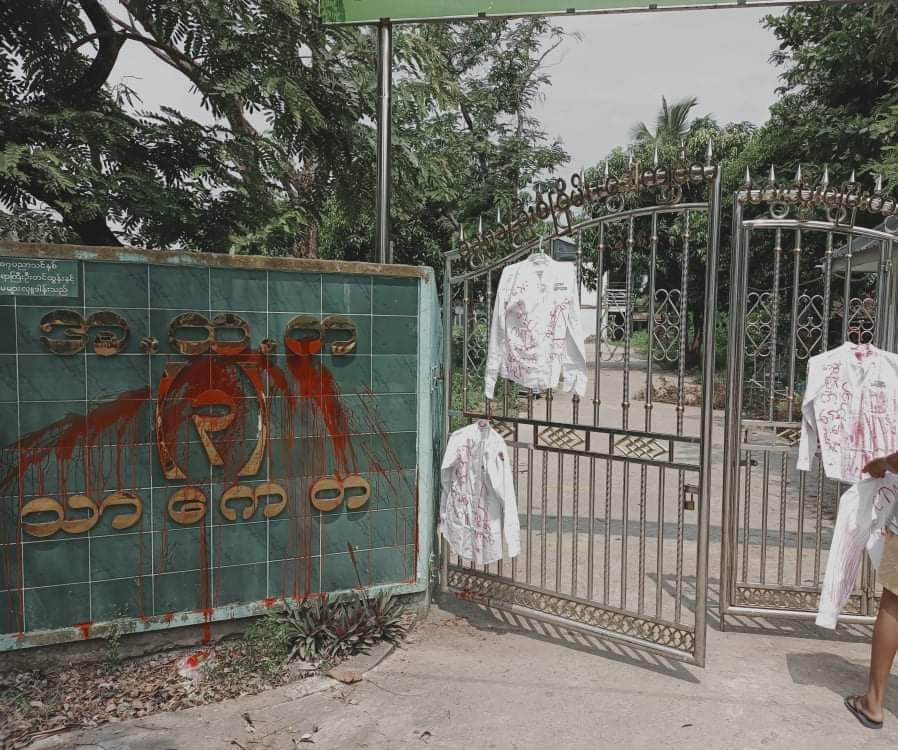 Monkey_D_Gay's tweet photo. Young people from BEHS (3) #Thaketa protested against schoolteachers who did not participate in the CDM by spraying red paint on school uniforms.
#Apr25Coup
#ASEANsupportNUG
#WhatsHappeningInMyanmar https://t.co/sy98RgJccU https://t.co/qsWBTsIFfb