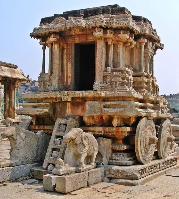भारत के हम्पी में विठ्ठल मंदिर के सामने गरुड़ का मंदिर।
हम्पी विजयनगर शहर के प्राचीन खंडहरों का घर है, जो प्राचीन भारतीय विजयनगर साम्राज्य की राजधानी था! @Nupur_Ahire @Poojamadan17 @akansha191994 @Kamya_19 @jaimatadi550 @jaimahakal555 @JaiHind26Jan50 @Hindu_Mahakaal