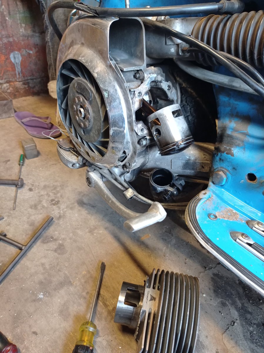 CSG_workshop's tweet photo. What the fxxck 😔😔😔, 
Upgrade boleh tapi yang logis, sayang kan vbb nya jadi rusak... 
Back to standar 🤘🤘🤘
#vespa #bengkelvespa #vespaworkshop https://t.co/tk3IsoDlIM