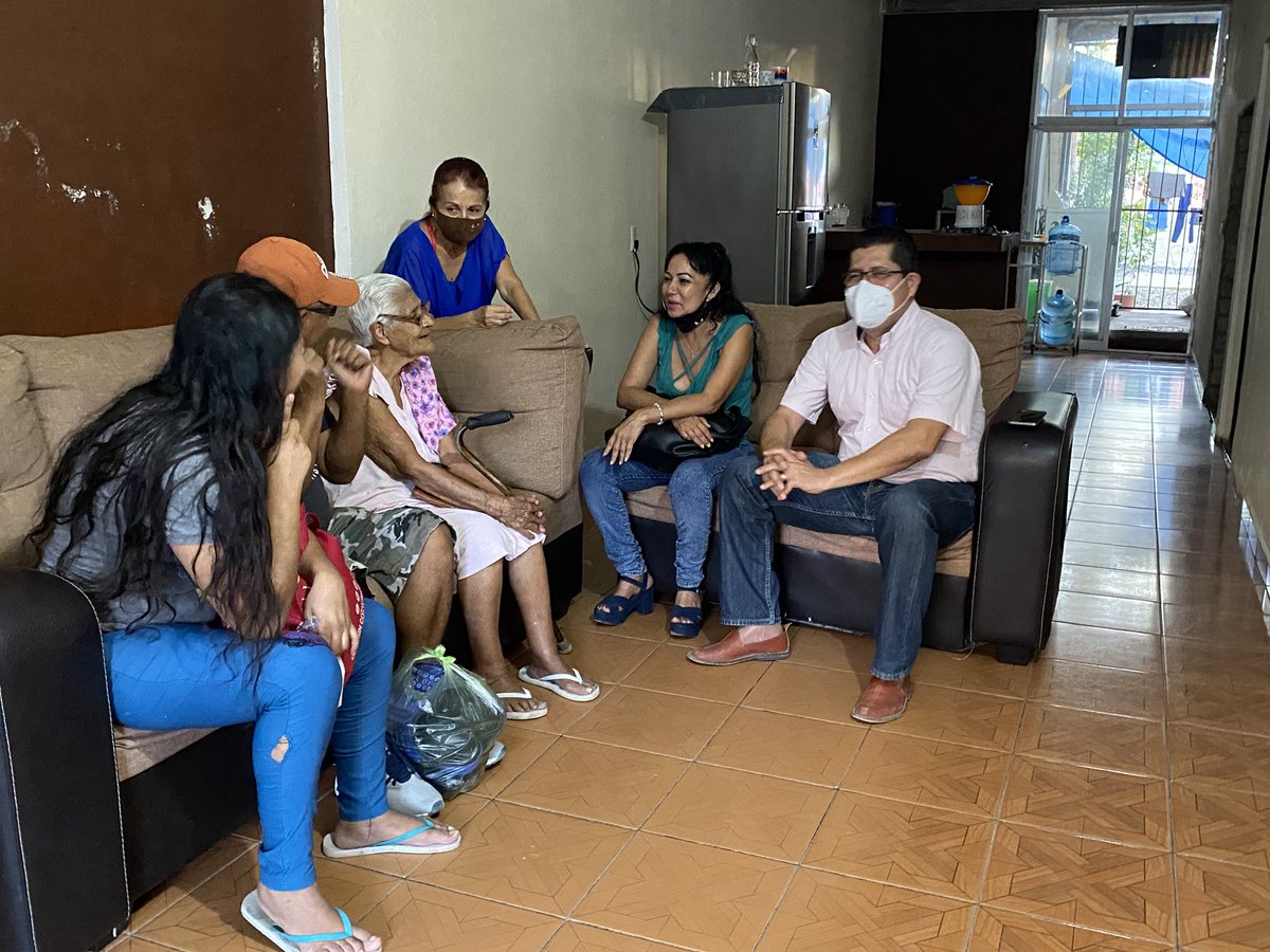 RobertoGlezpv's tweet photo. Mi equipo no solo son los que me acompañan, mi equipo es la ciudadanía vallartense y las personas de todo el distrito V, y es por todos ustedes que lucharé contra lo que sea, por legislar para todas y todos. ¡Llevaré la voz de nuestro distrito V al congreso!

💜#RobertoGonzález💜 https://t.co/qgDwZ1PLml