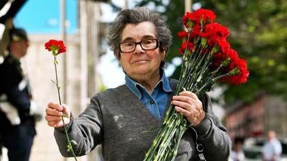 Para a Celeste Caeiro, a mulher que deu os Cravos à Revolução. Que os nossos punhos cerrados em volta de cravos se ergam os anos que forem necessários para que se cumpra sempre abril. Que demos também tudo o que temos a esta luta ✊🏻🌹 25 DE ABRIL SEMPRE