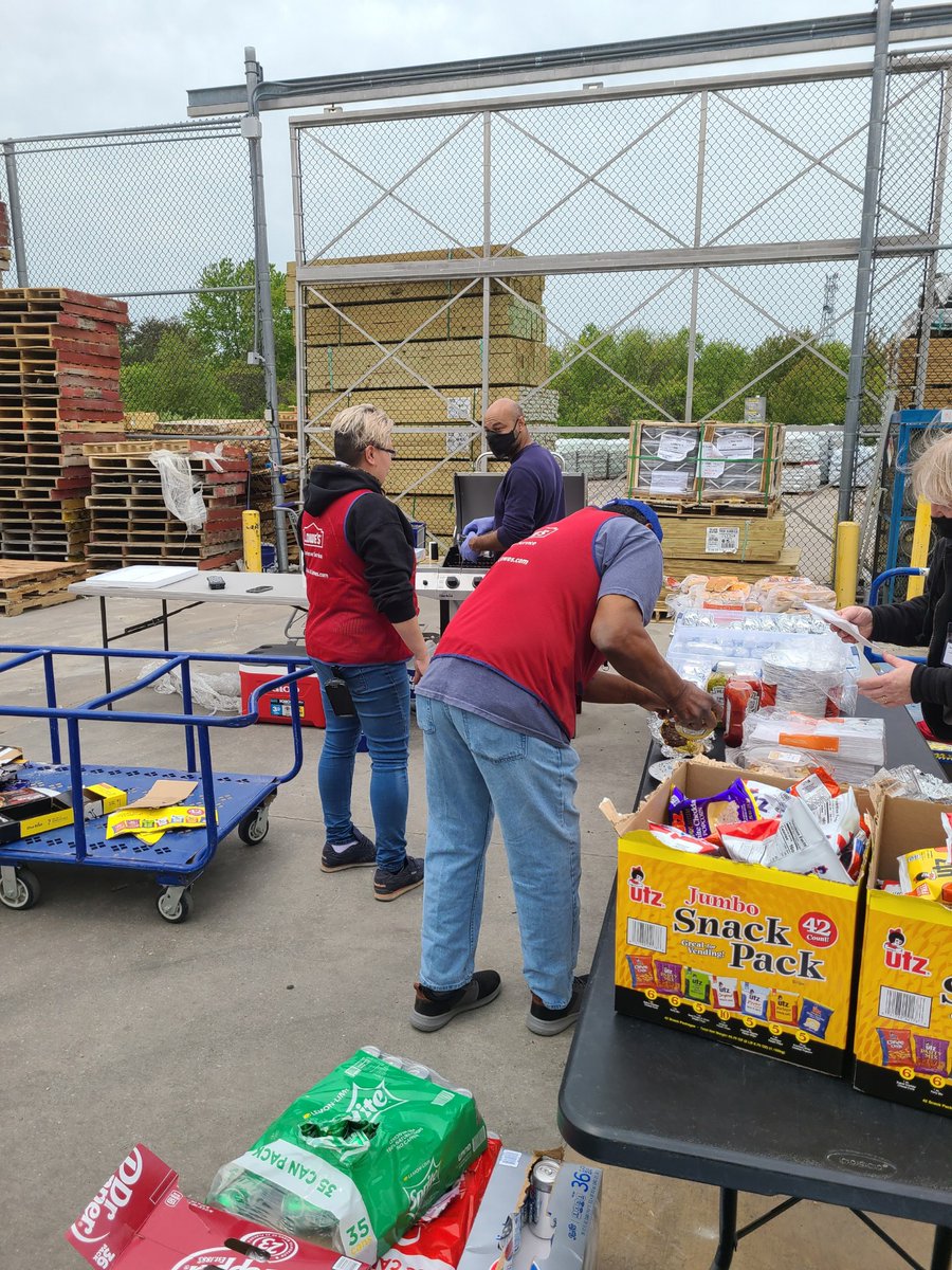 Lowe's 2870 tweet media