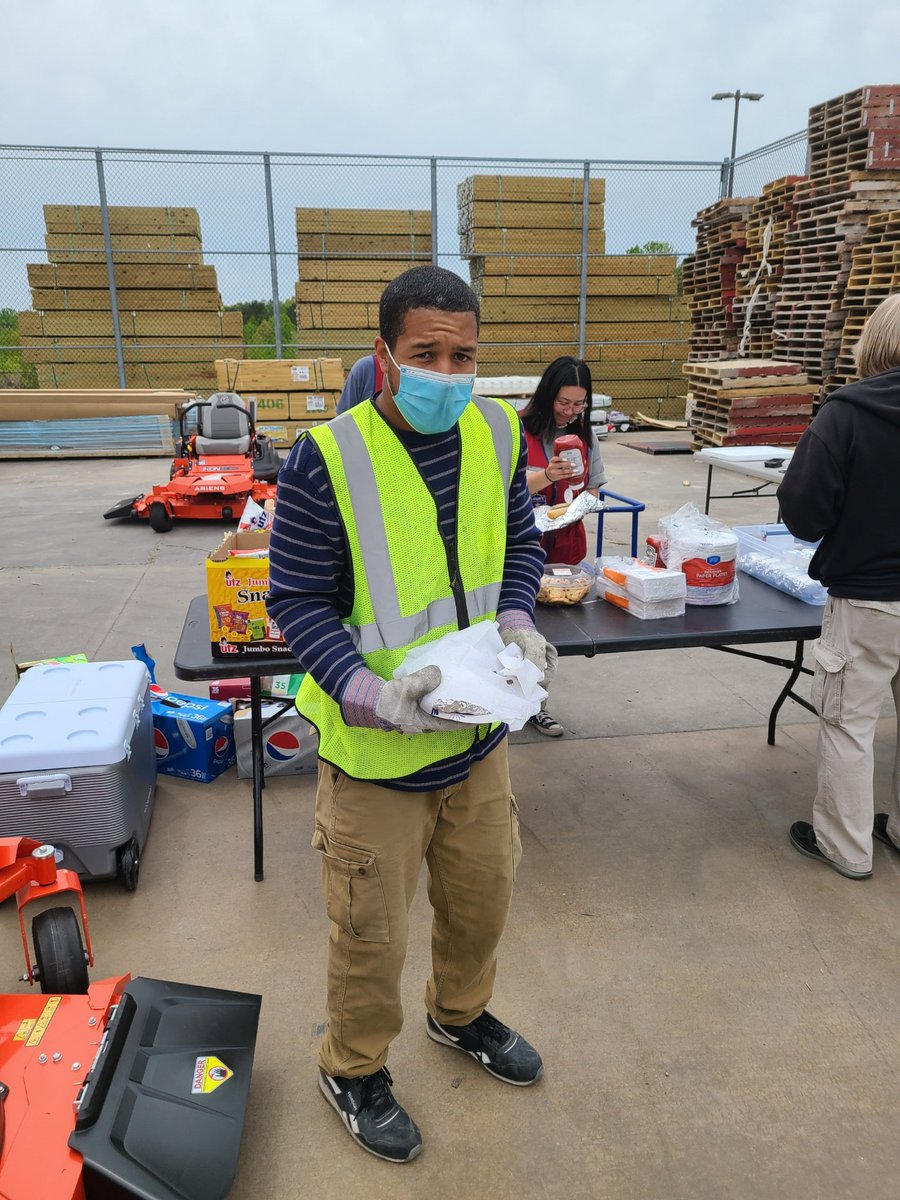 Lowe's 2870 tweet media