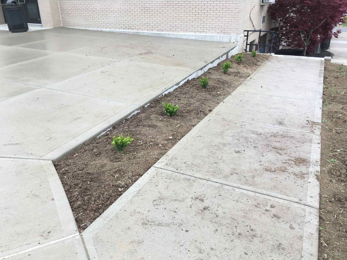 UrbanaOHSchools's tweet photo. Thanks to the #DayofService volunteers from the @M_C_ESC for your hard work on April 24th to plant three flower beds and spread out a large pile of topsoil on the @UrbanaHS_OH campus.  Thanks also to Denise Thiel for donating the plants and shrubs. https://t.co/AuuJLtIFLB