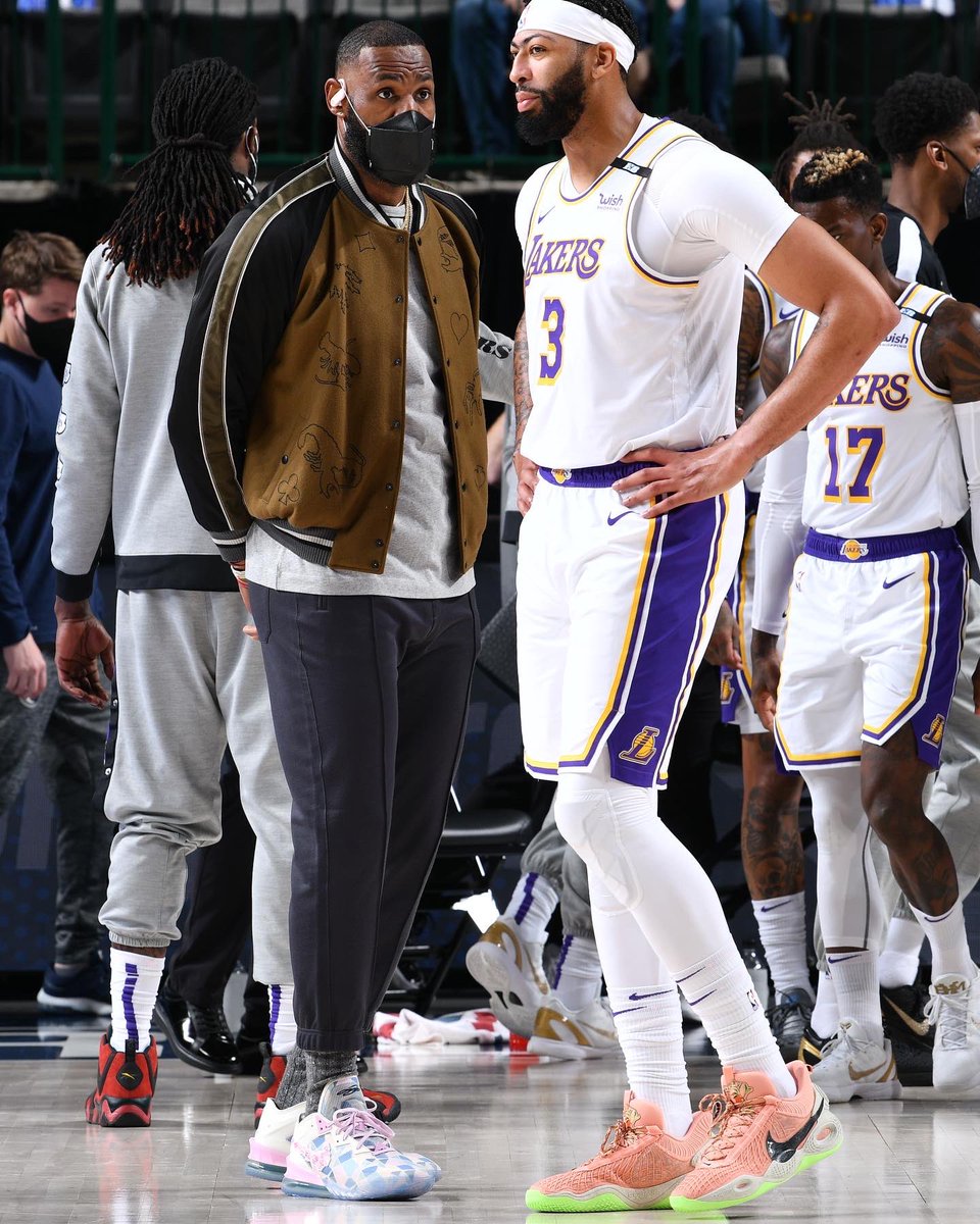 ComplexSneakers's tweet image. .@KingJames courtside in the “Sakura” atmos x Nike LeBron 18 Low 🌸