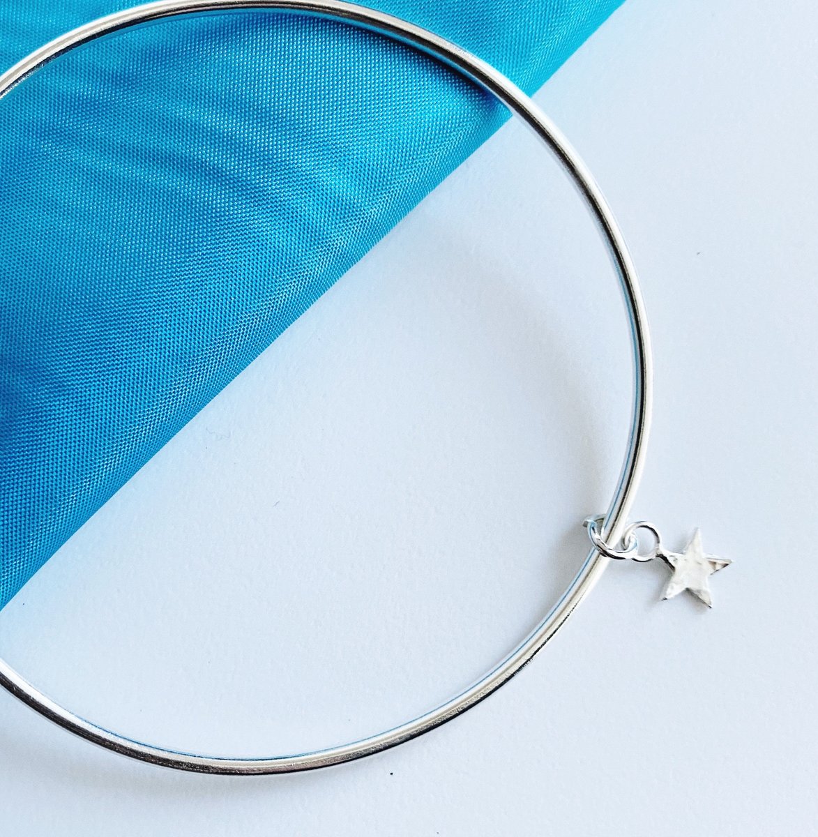 MaisyPlum2's tweet photo. Skinny Sterling Silver Bangle with Star Charm https://t.co/5ChhzTpLaI #Inbizhour #EtsyUK #UKGiftAM #HandmadeHour ##MHHSBD #HandcraftedBangle https://t.co/lDmKvqOmQl