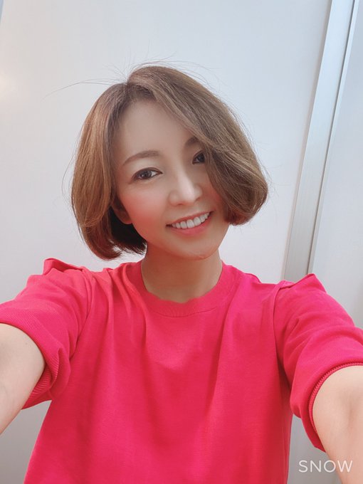 今から撮影会ーっっ✨  朝から、まさかの左手があがらない😭　歳って悲しいわ そして 洋服脱げるかしらぁーっっ  誰か脱がせて💕 https://t.co/Sz8Fm5ZCyX