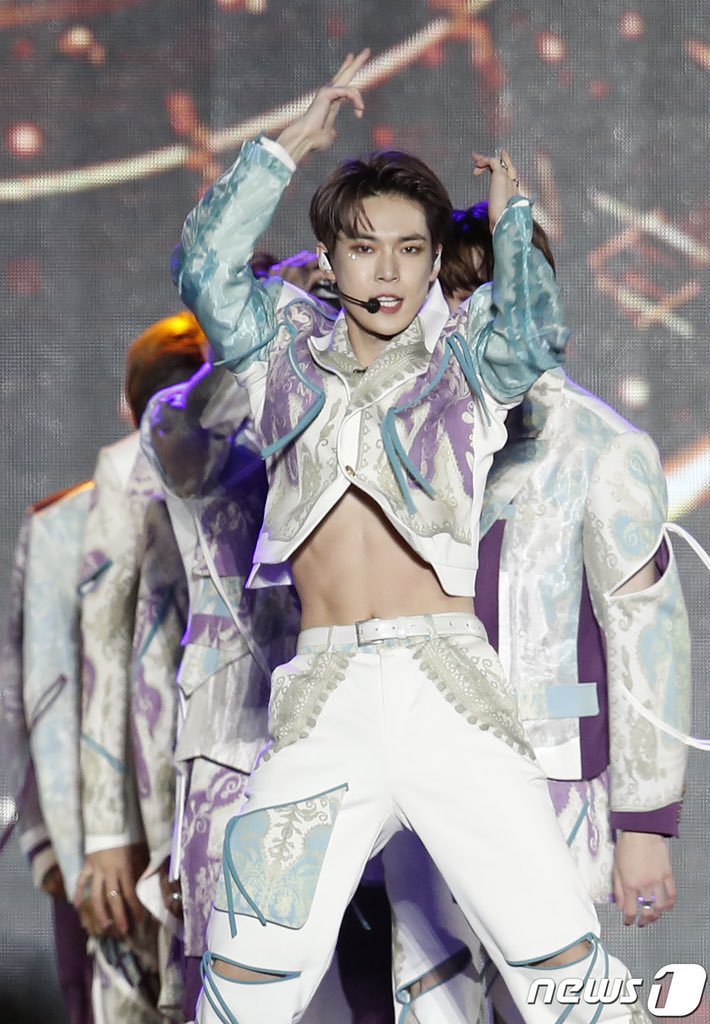 Bye literally all of maw era I couldn't process... DOYOUNG IN CROP TOPS????  my brain can't do it