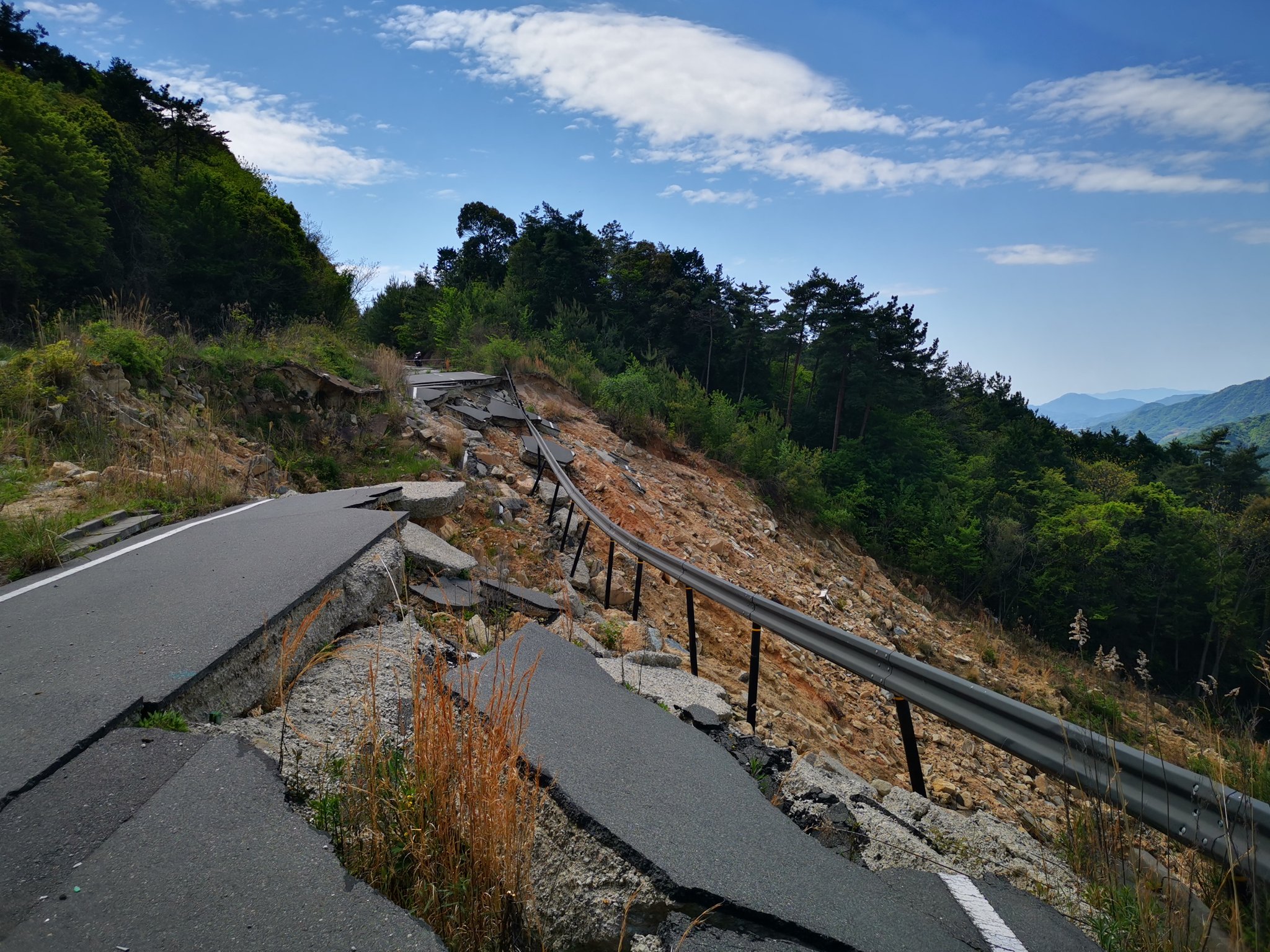 まるとん Mt 09 Tracer 林道郷原野呂山線は迂回路あったんだ ボコボコなので要注意 しっかり直さないのかな T Co Rqojfjlusg Twitter