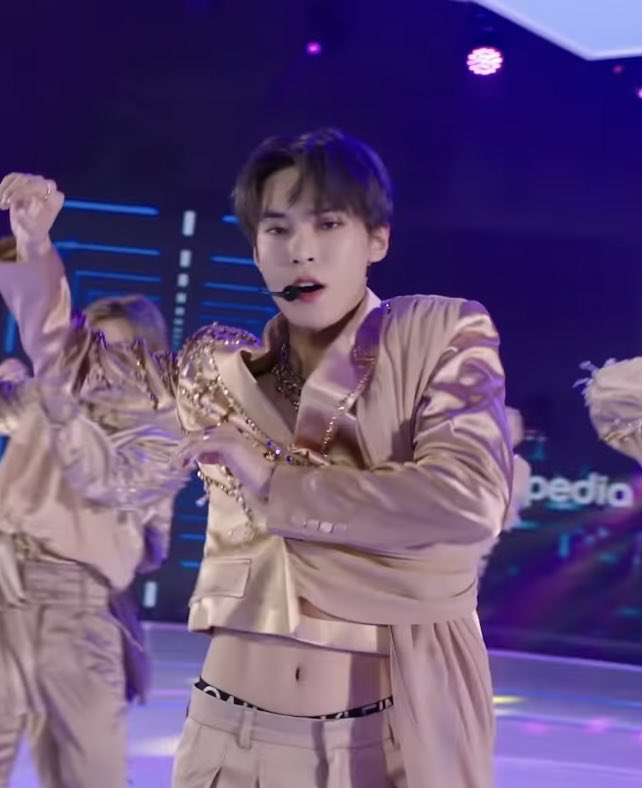 Bye literally all of maw era I couldn't process... DOYOUNG IN CROP TOPS????  my brain can't do it