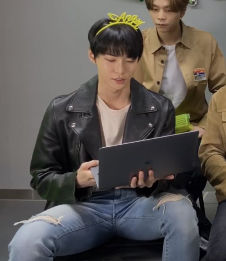 THIS MOMENT BABABSNSNS DOYOUNG IN RIPPED JEANS MANSPREADING JEEZUS TAKE THE WHEEL PLEASE 