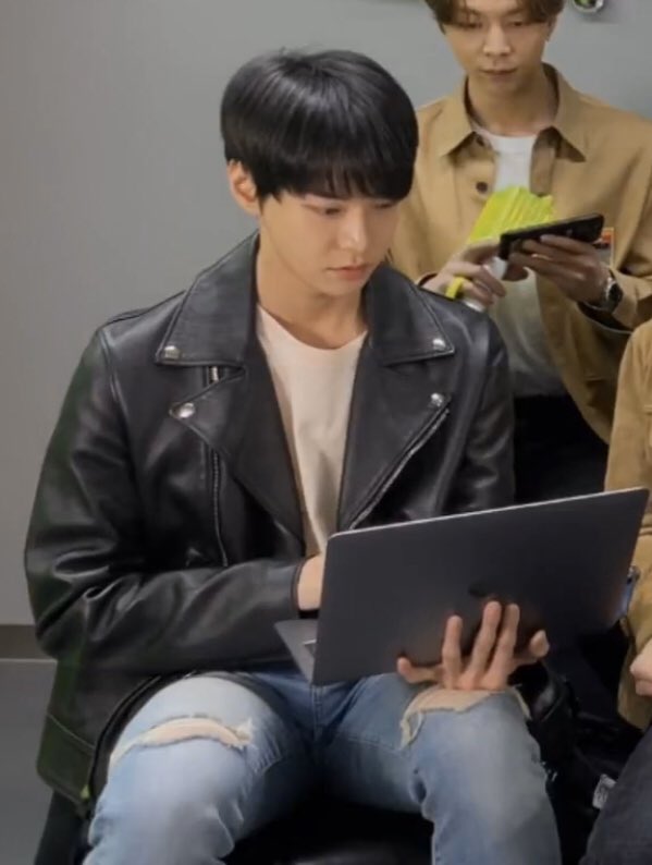 THIS MOMENT BABABSNSNS DOYOUNG IN RIPPED JEANS MANSPREADING JEEZUS TAKE THE WHEEL PLEASE 