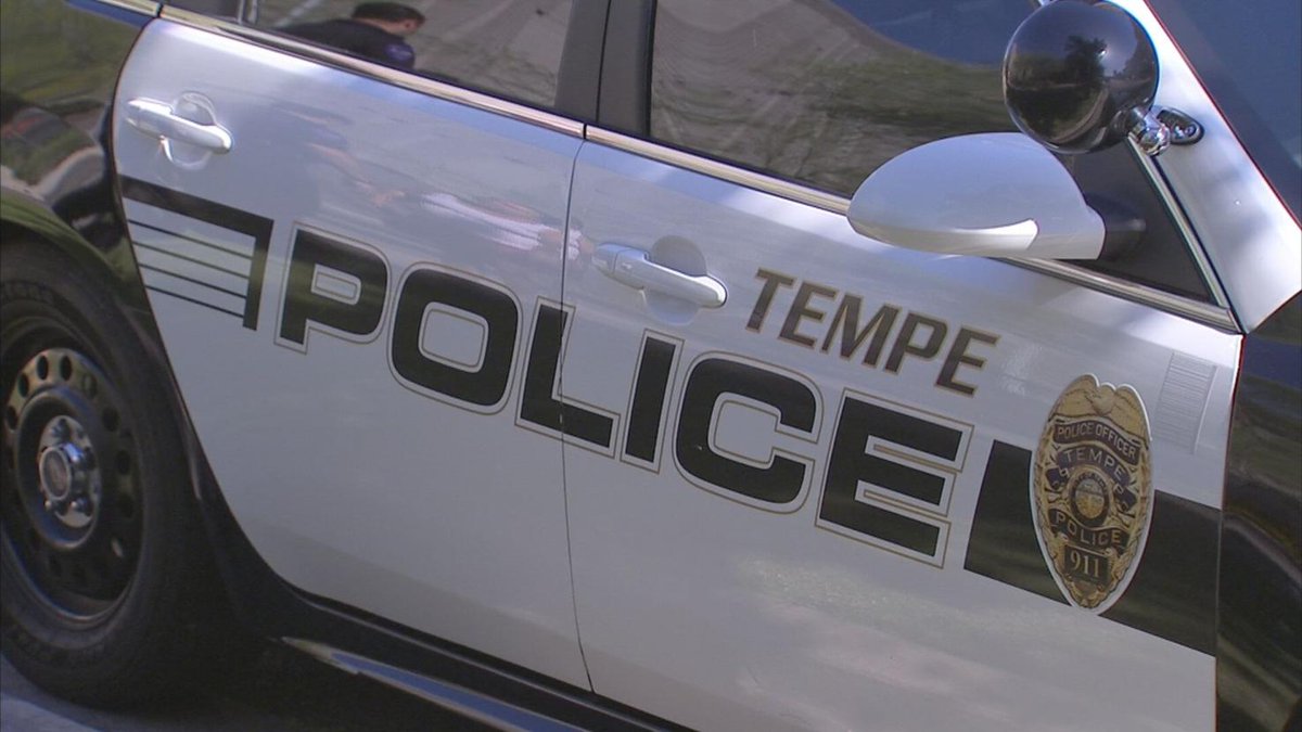 EricZott's tweet image. Driver takes off after hitting two in Tempe
bit.ly/2PiLPd0