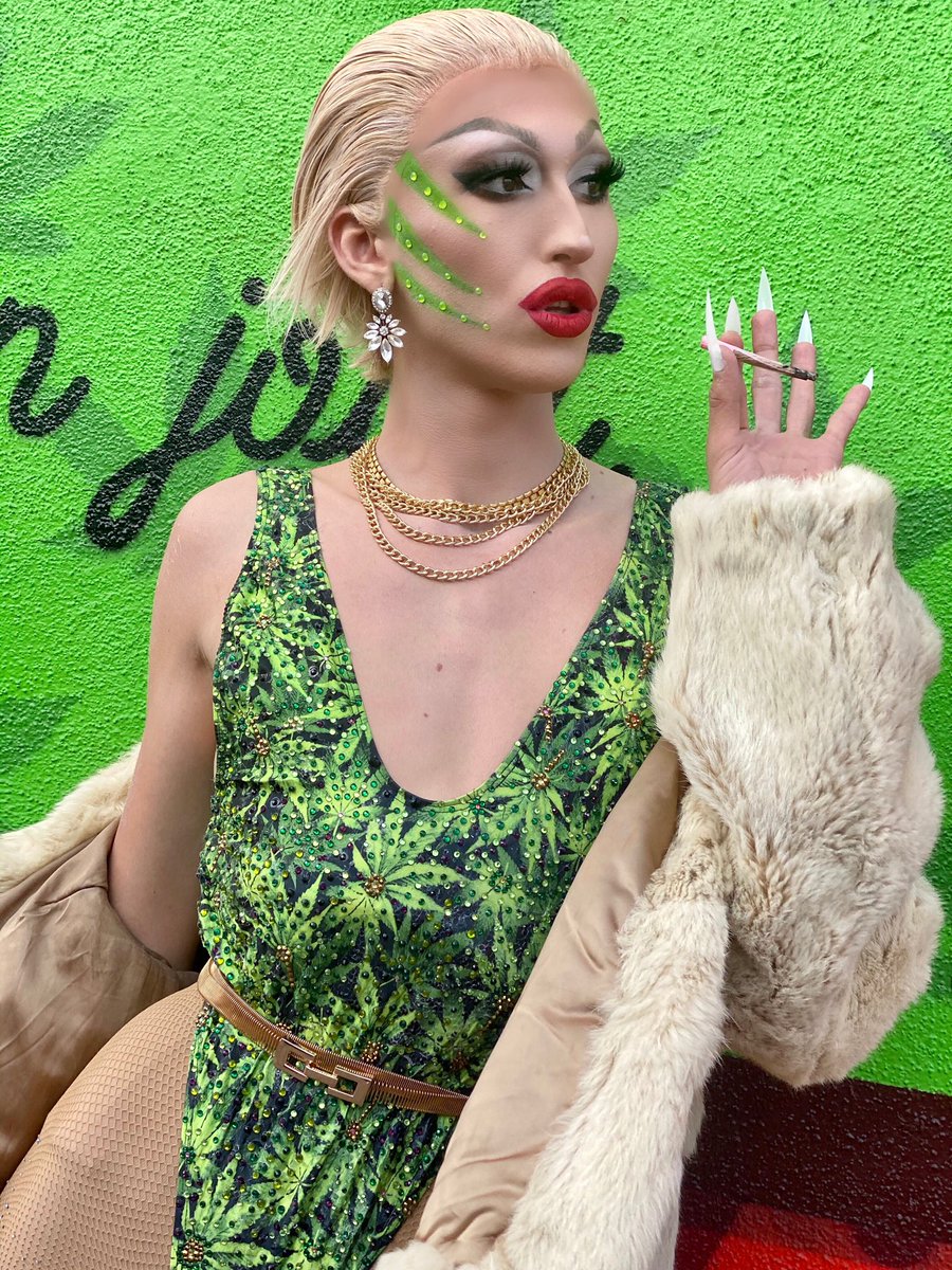 theonlybibble's tweet image. Let’s be real, 4/20 ain’t no diff than every other day😗💨

.
.
.
#bibble #thebibbleverse #drag #dragqueen   #localqueen #rupaulsdragrace #dragrace #dragmakeup  #model #makeup #mua   #morphe #anastasiabeverlyhills #trixiecosmetics #hauslabs #kimchichicbeauty #sucklessfaceandbody