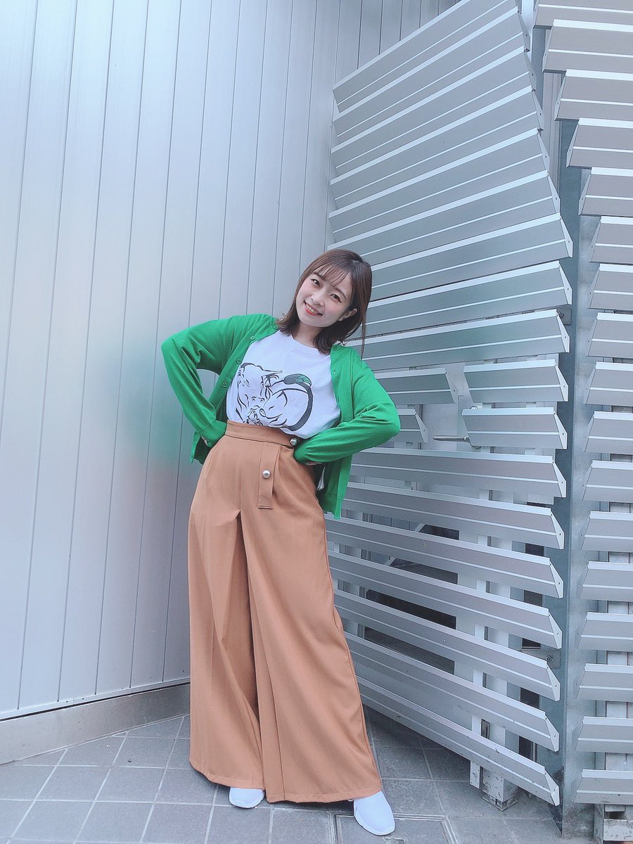 公式 Cue キュー Cue 街角スナップ 佐藤舞さん 職業 声優 所属 Airblue Moon ビビッドなグリーンのカーディガン 着こなしています Gyu キュー ミライキャンバス