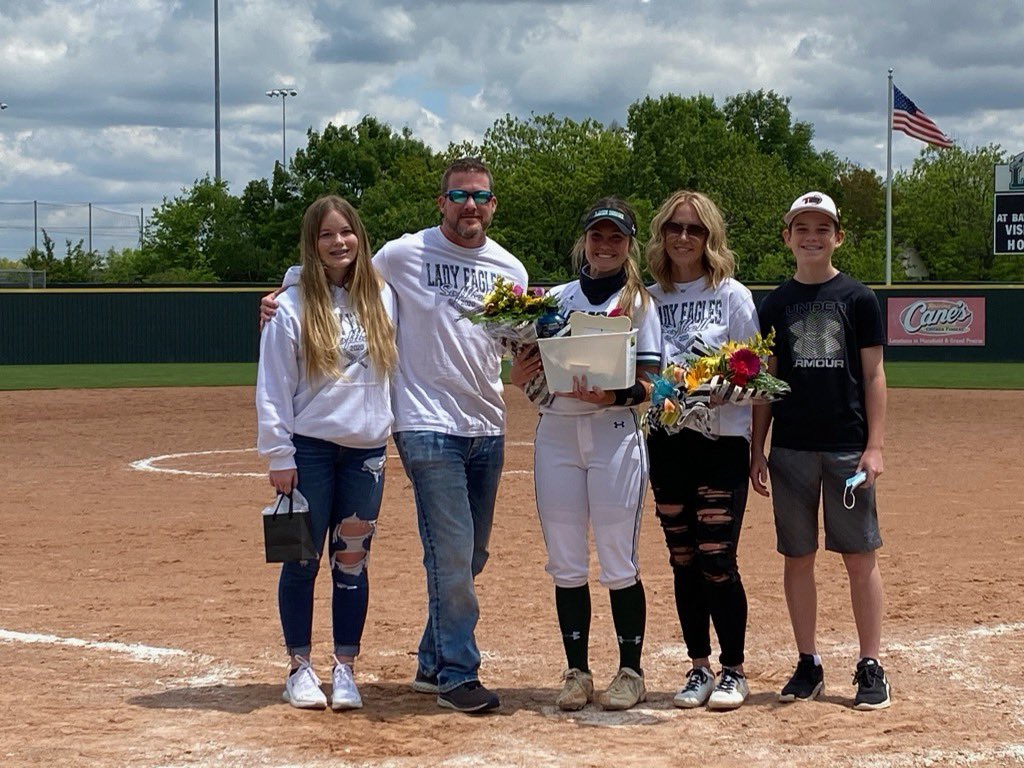 lakeridgesb's tweet image. Congratulations to all 4 of our seniors who paved the way for this season! #1 Chloe Jones, #2 London Willis,   #3 Erica Nava, and #11 Veronica Onyon.
#stillnotover  #lakeridgesb  #SeniorDay