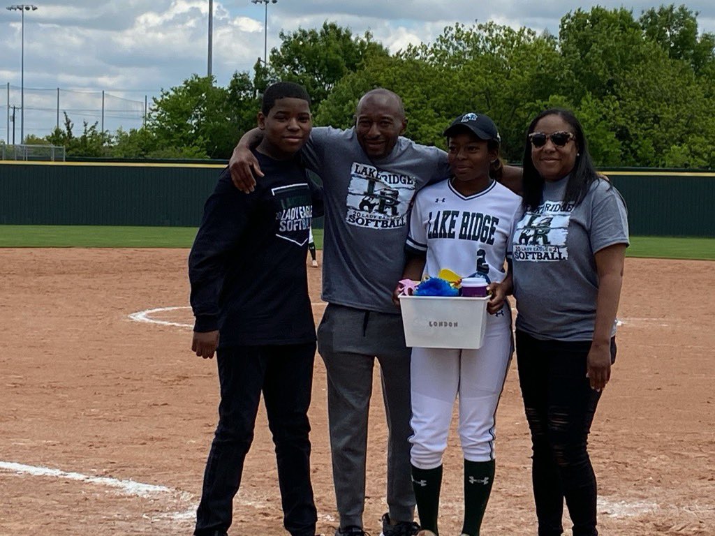 lakeridgesb's tweet image. Congratulations to all 4 of our seniors who paved the way for this season! #1 Chloe Jones, #2 London Willis,   #3 Erica Nava, and #11 Veronica Onyon.
#stillnotover  #lakeridgesb  #SeniorDay