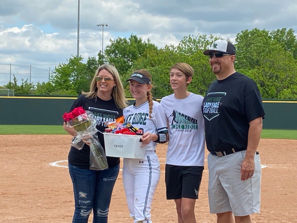 lakeridgesb's tweet image. Congratulations to all 4 of our seniors who paved the way for this season! #1 Chloe Jones, #2 London Willis,   #3 Erica Nava, and #11 Veronica Onyon.
#stillnotover  #lakeridgesb  #SeniorDay